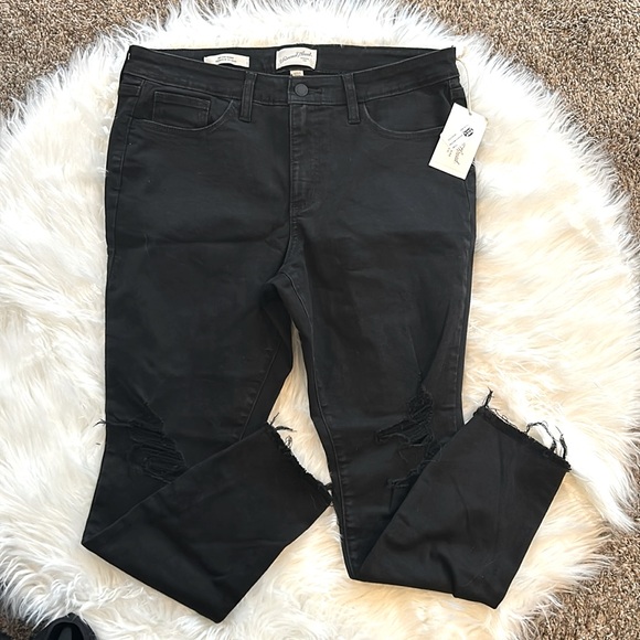 ⭐️NWT Women's Distressed Jeans - Picture 1 of 7